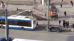 Deux hommes essaient de remorquer leur véhicule à l'arrière d'un bus