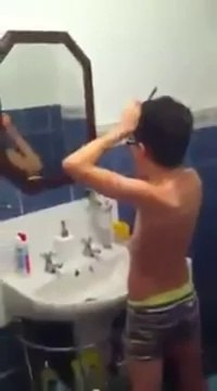 Grosse peur devant le miroir