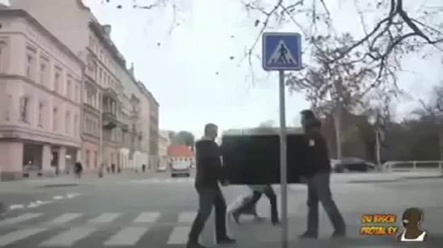 Il fait croire qu'un train leur fonce dessus !