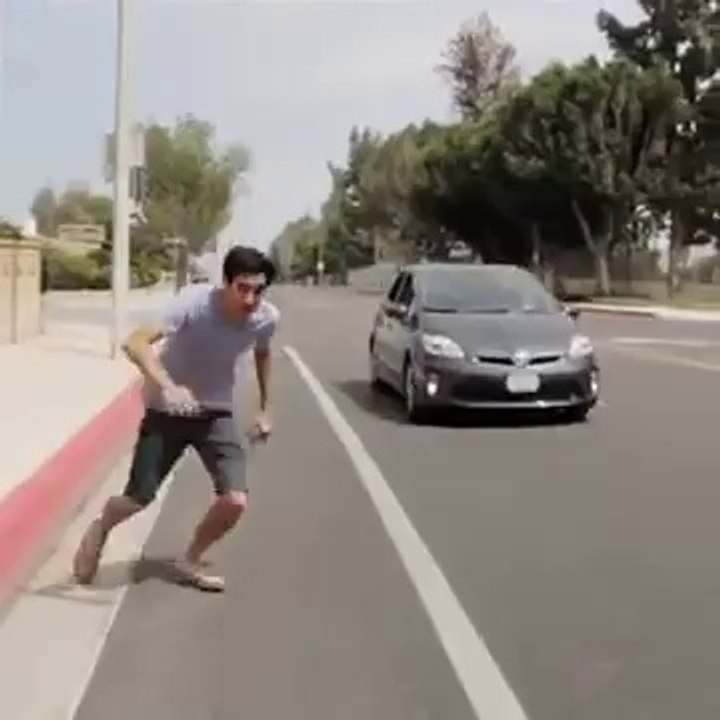 Il rentre dans une voiture qui trace !