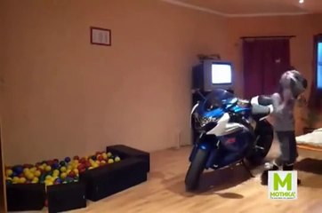 Une webcam, une moto, une fillette