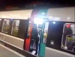 Une c____ qui bloque les portes de RER pour son amie se fait punir