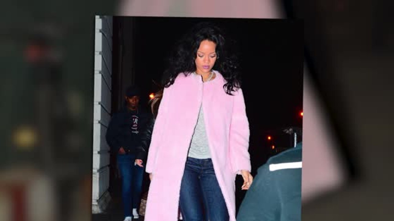 Rihanna trägt ein niedliches Outfit