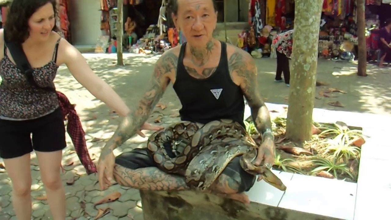 Goa Gajah Bedulu Tapınağı önünde yılanlı gösteri