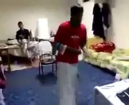 Quand ton pote n'arrive pas à rester assis devant un match de foot !