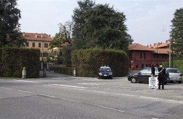 Efe Bal, Berlusconi'yle Yemek Yiyebilmek İçin Kapısında Bekledi