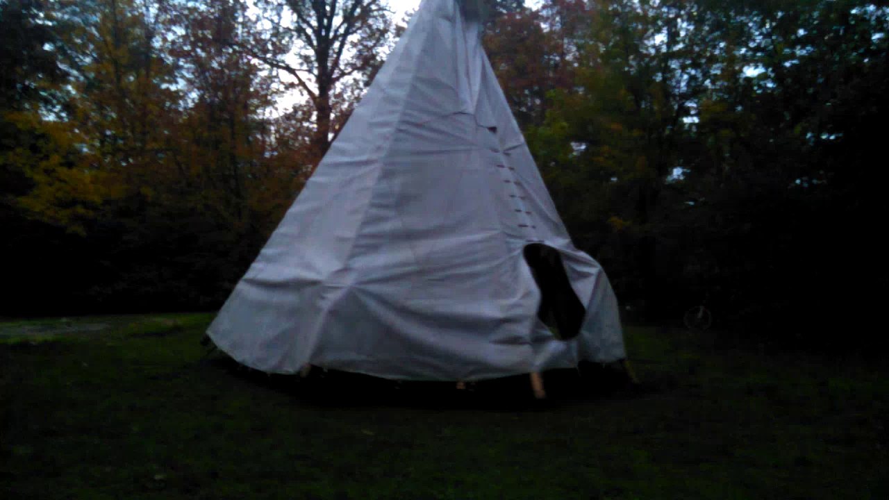 Aufgebautes Tipi bewegen