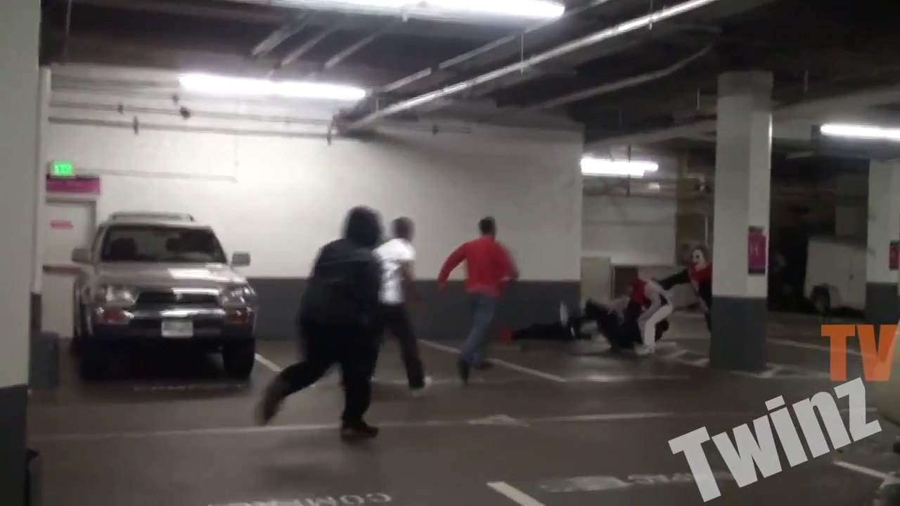 Caméra cachée terrifiante qui tourne très mal. Les clowns vont prendre des coups...