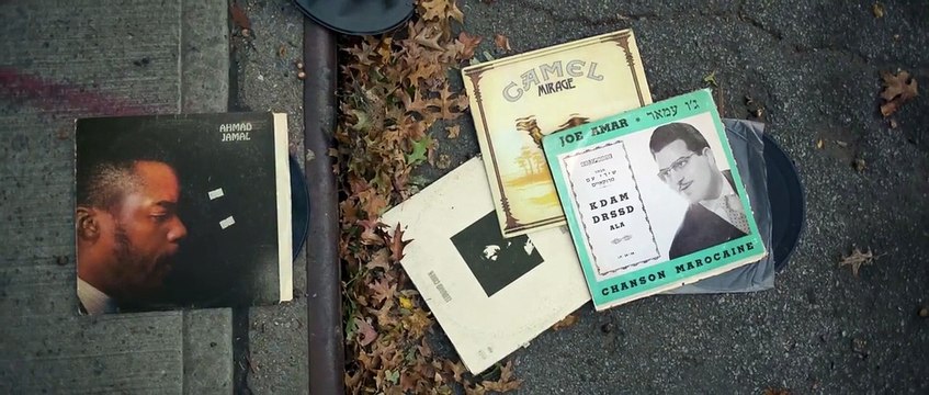 Des pochettes de vinyle s'animent dans un clip