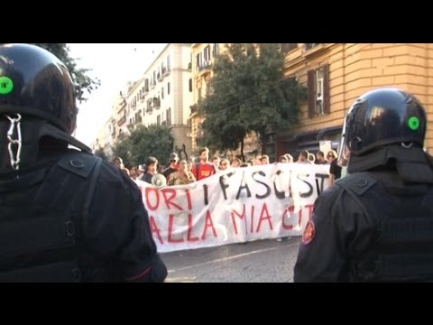 Napoli - Forza Nuova e centri sociali si fronteggiano -1- (18.10.14)