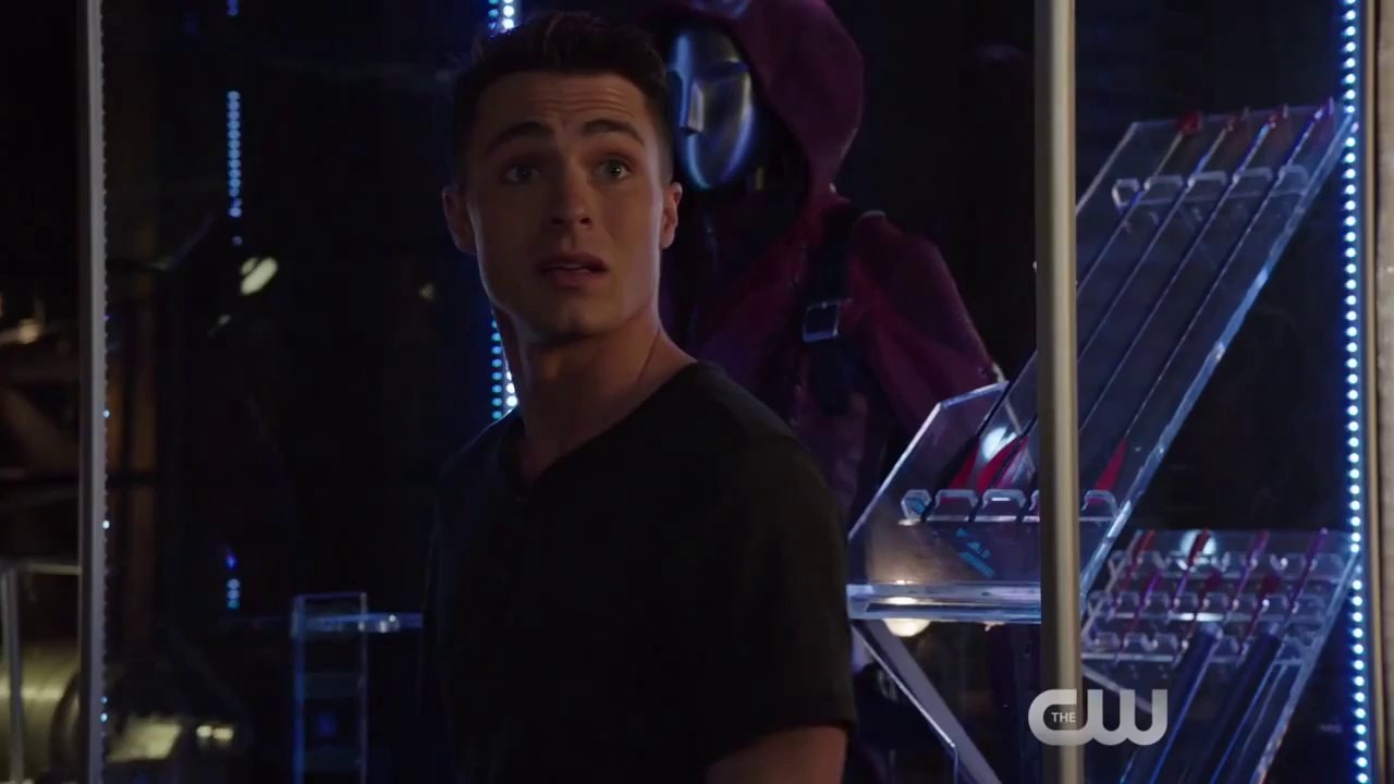 Arrow - 3x03 - Sneak Peek #1 - extrait de "Corto Maltese"