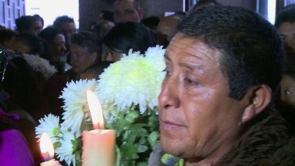 Mexique: les parents des étudiants se recueillent
