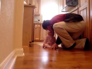 Adorable petite fille trop heureuse quand papa rentre à la maison
