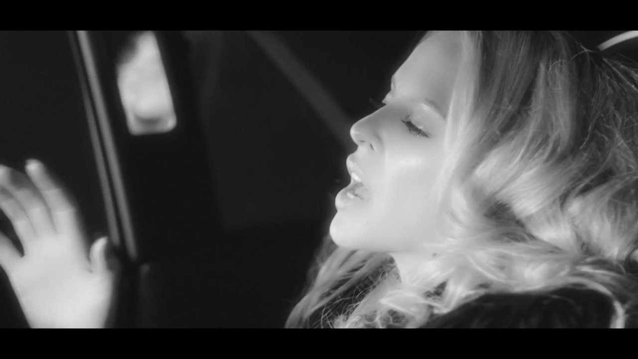 Kylie Minogue en porte-jarretelle dans une Rolls-Royce Ghost