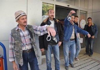 Zeytinlerini Korumaya Gelen Köylülere Kelepçe ve Biber Gazı