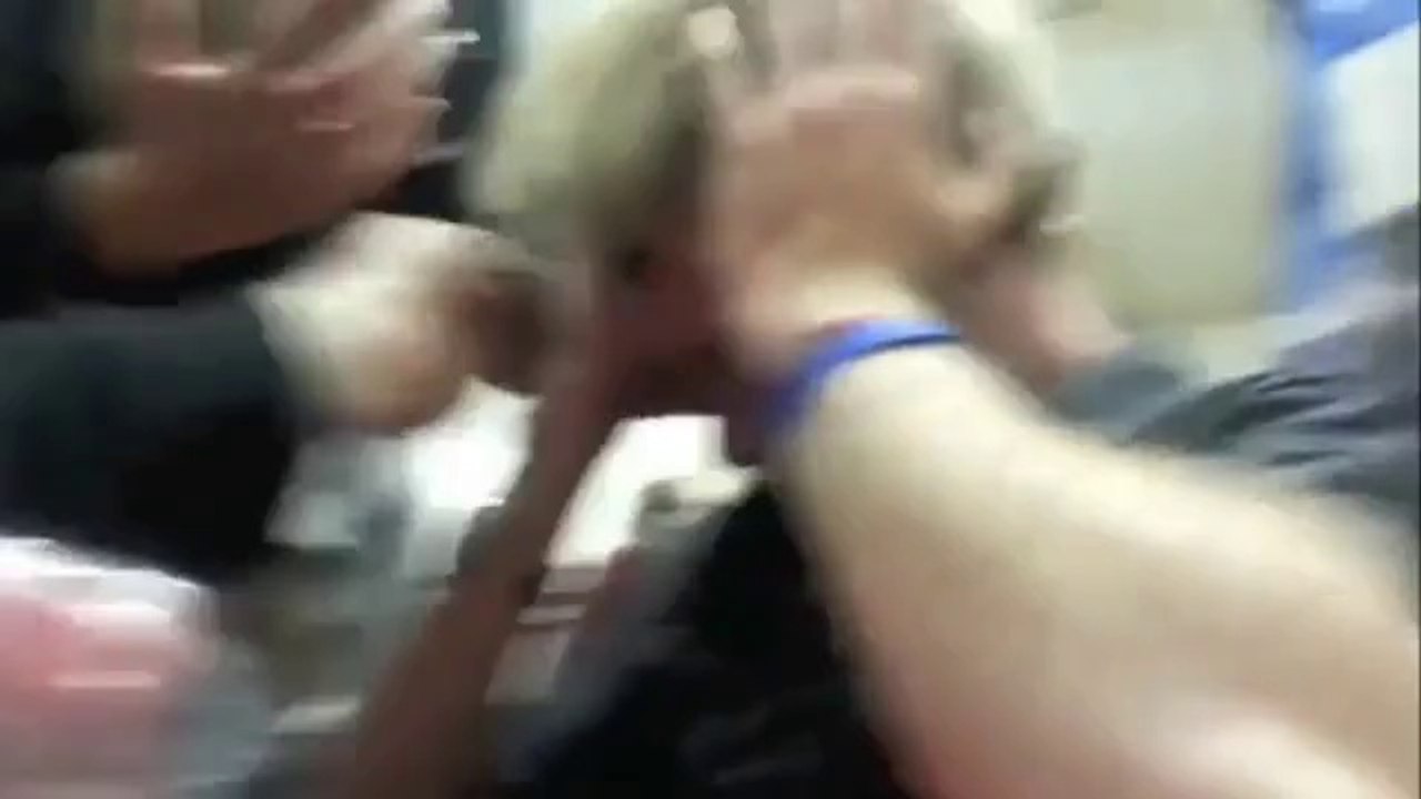 Il gifle un mec avec une pizza et se fait mettre ko