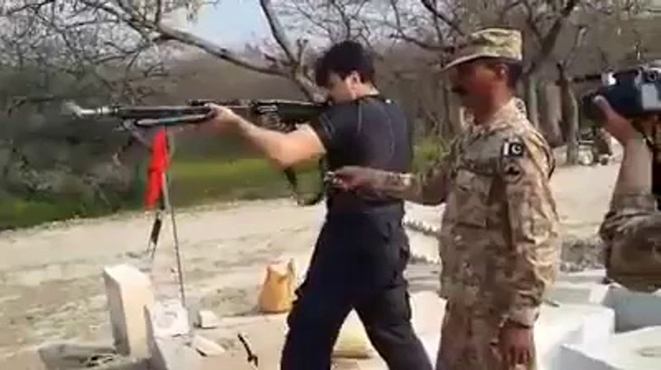 Famous Pakistani Actor Asad Malik firing L.M.G in a standing pasture, which is almost impossible for a mango man