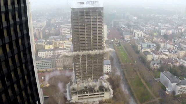 Détruire un bâtiment de 116m de haut en utilisant 1 tonne d'explosifs!