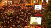 Manifestantes acompanham ao vivo conversações em Hong Kong