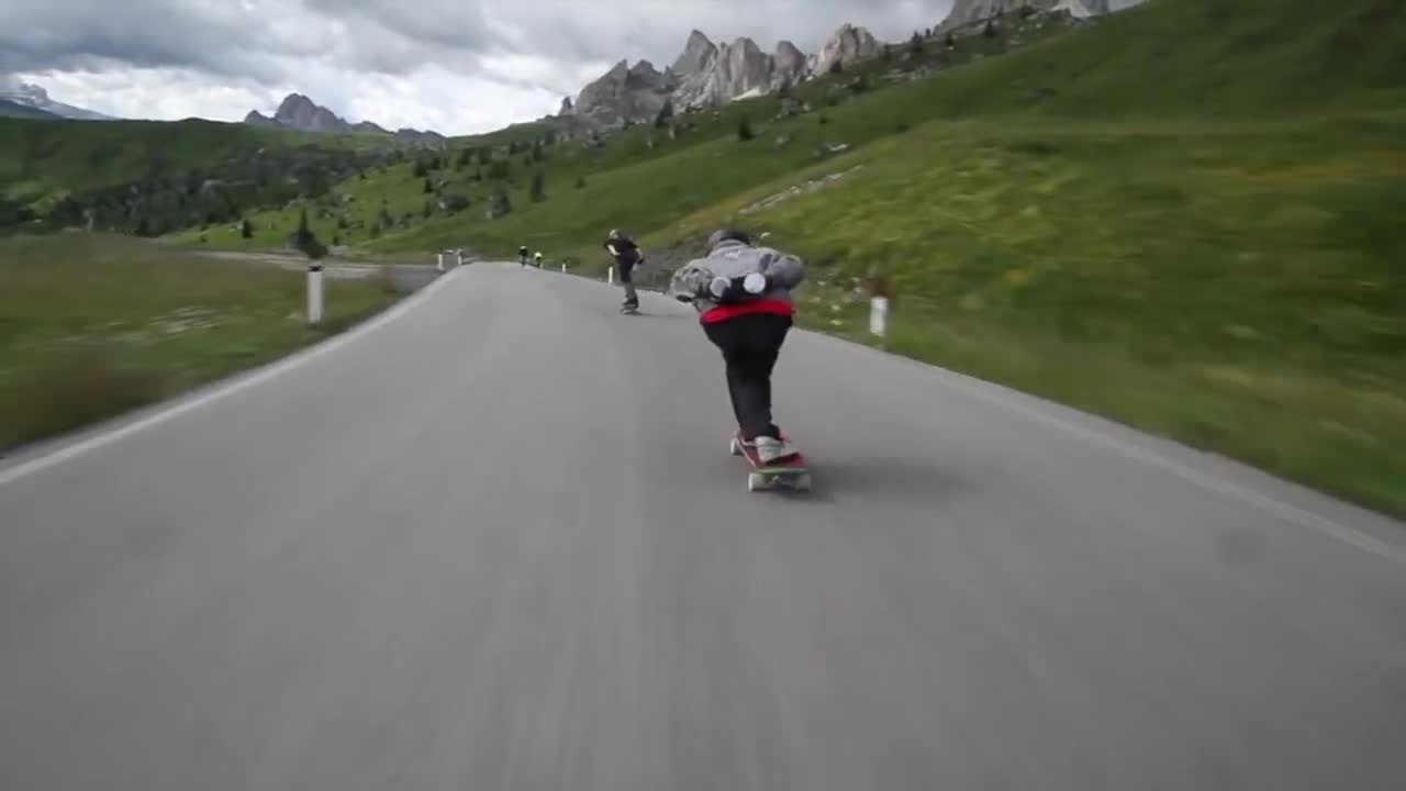 Skateboarders font la course contre des vélos