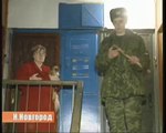 Un militaire russe essaye de sauver un chat dans un arbre