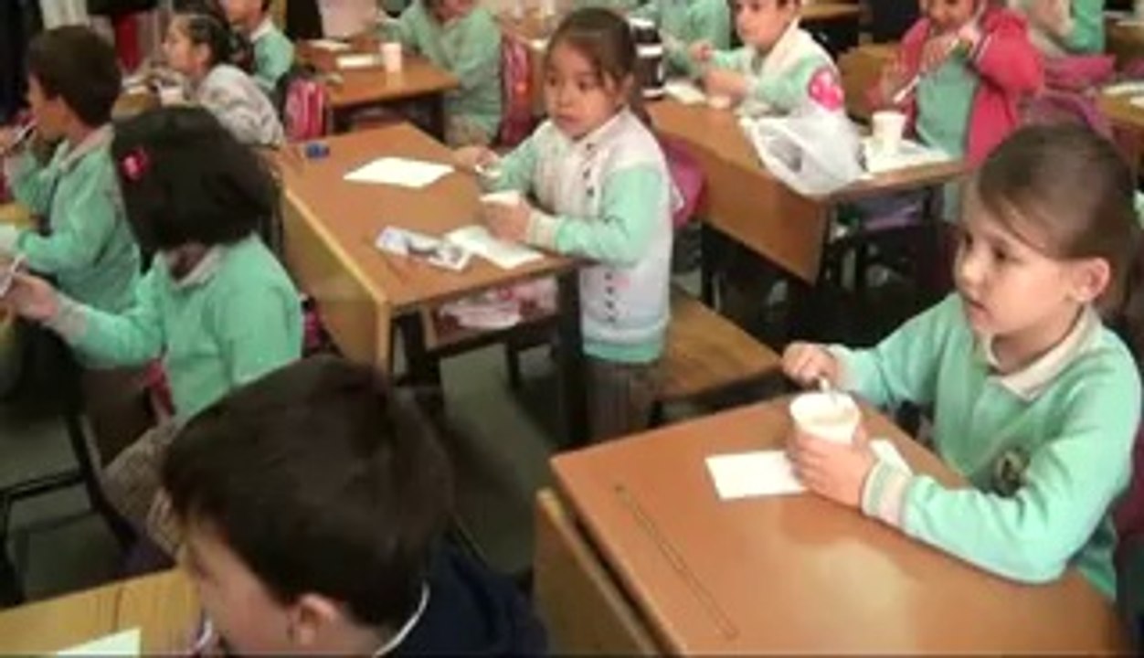 UŞAK HALK SAĞLIĞI MÜDÜRLÜĞÜ, MİLLİ EĞİTİM MÜDÜRLÜĞÜ İLE YAPTIĞI PROTOKOL GEREĞİ İLK OKULLARDA DİŞ FIRÇALAMA EĞİTİMLERİ VERMEYE BAŞLADI