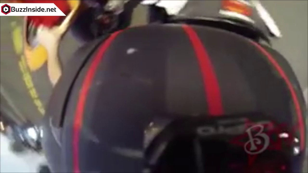 Il chercher la police en moto puis...