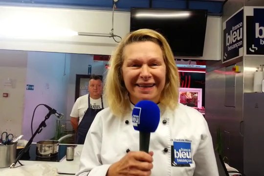 Gâteau de grand-mère aux noisettes, crème anglaise aux grains de café