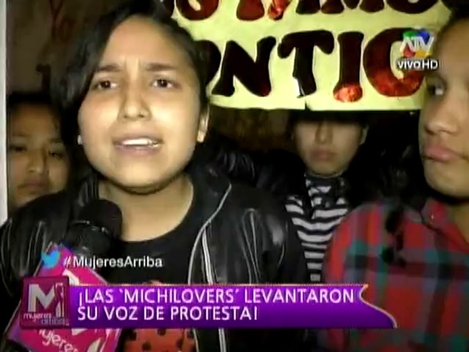 Fanáticos de Micheille Soifer realizan plantón fuera del canal