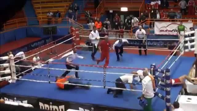 Le boxeur Vido Loncar frappe l'arbitre