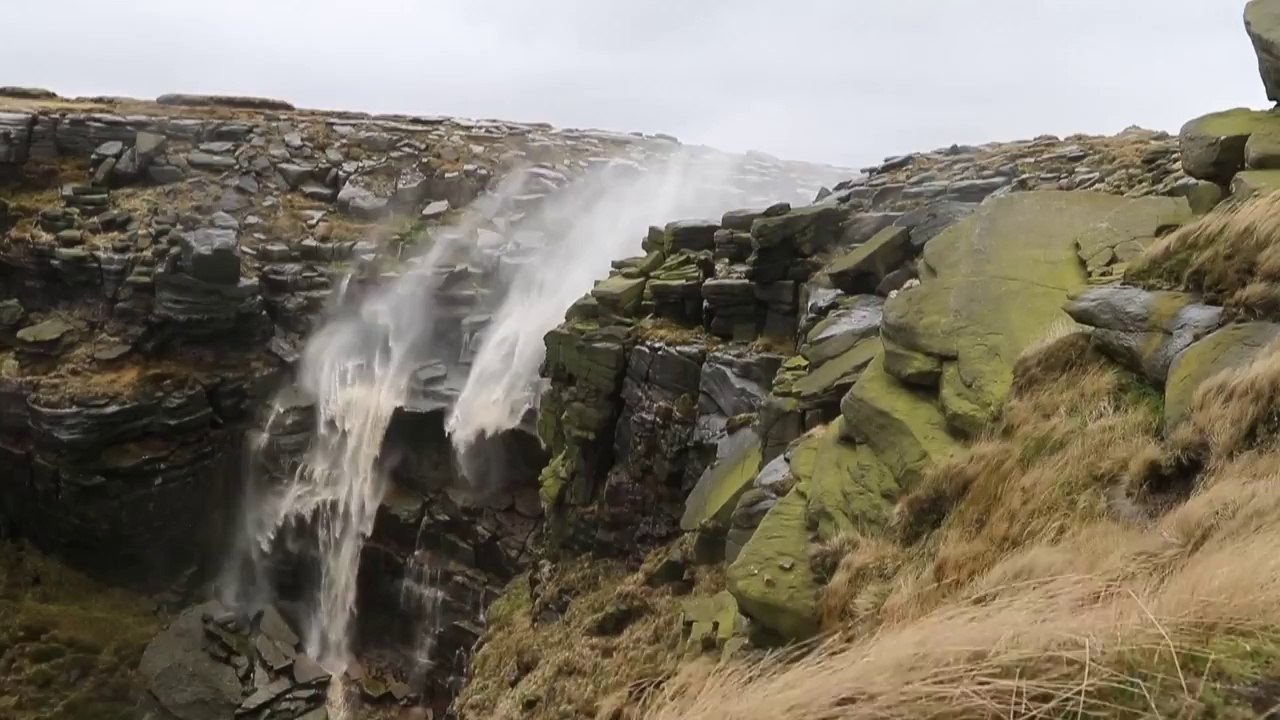 Une chute d'eau est inversée par le vent