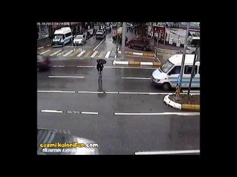 Aracından İnip Görme Engelli Yayayı Karşıya Geçiren Güzel İnsan