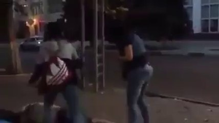 Une femme met un homme agressif KO après lui avoir mit une grosse patate de forrain !