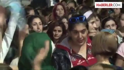 Kız Öğrencilerden Pijamalı Yurt Protestosu