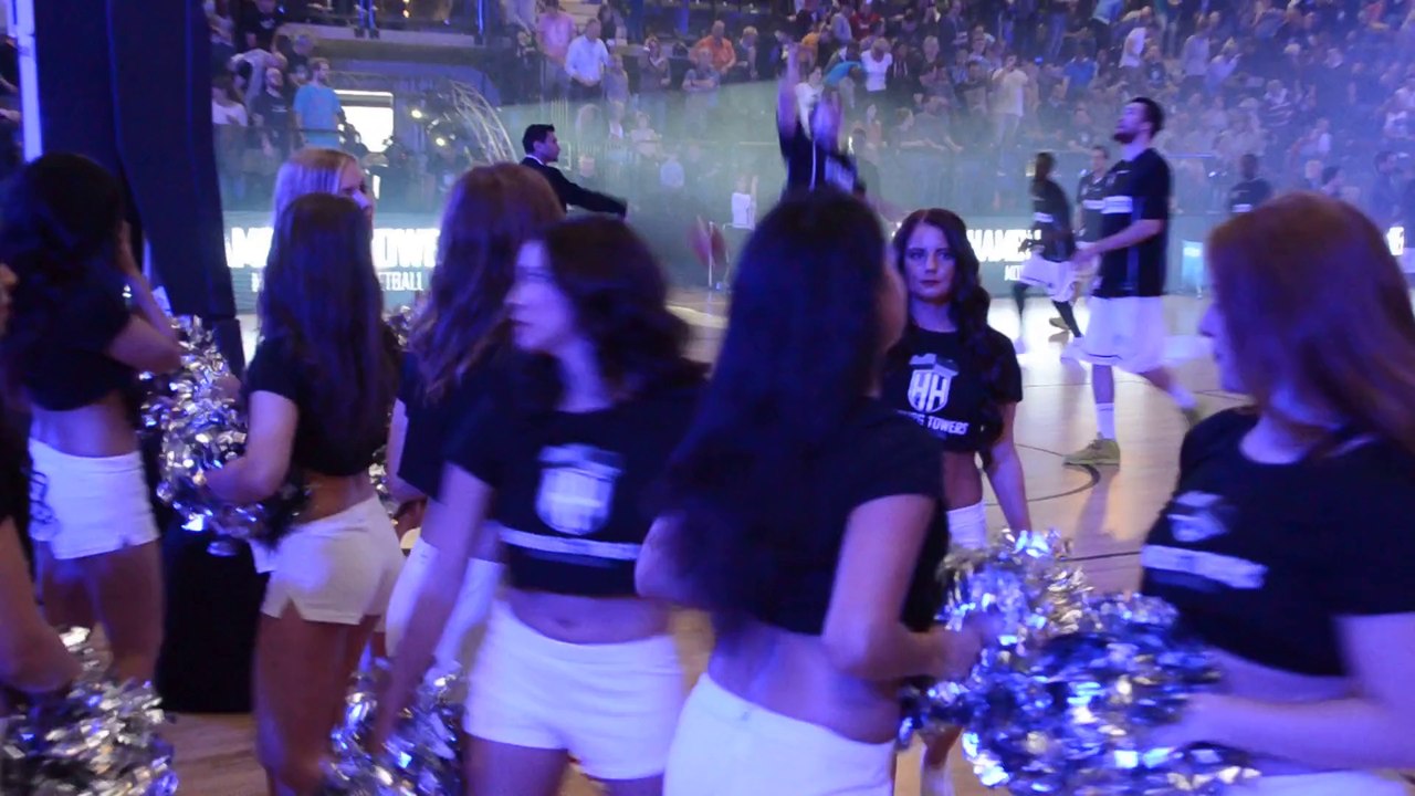 Hamburg Towers & Das Bo beim Einmarsch gegen die Giants Leverkusen