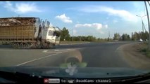 Un camion se renverse et perd son chargement