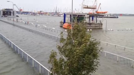 Beelden: Hoog water in Delfzijl - RTV Noord