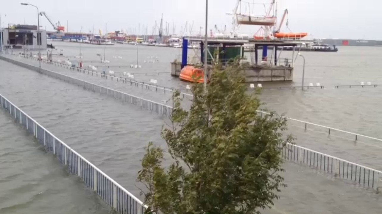 Beelden: Hoog water in Delfzijl - RTV Noord