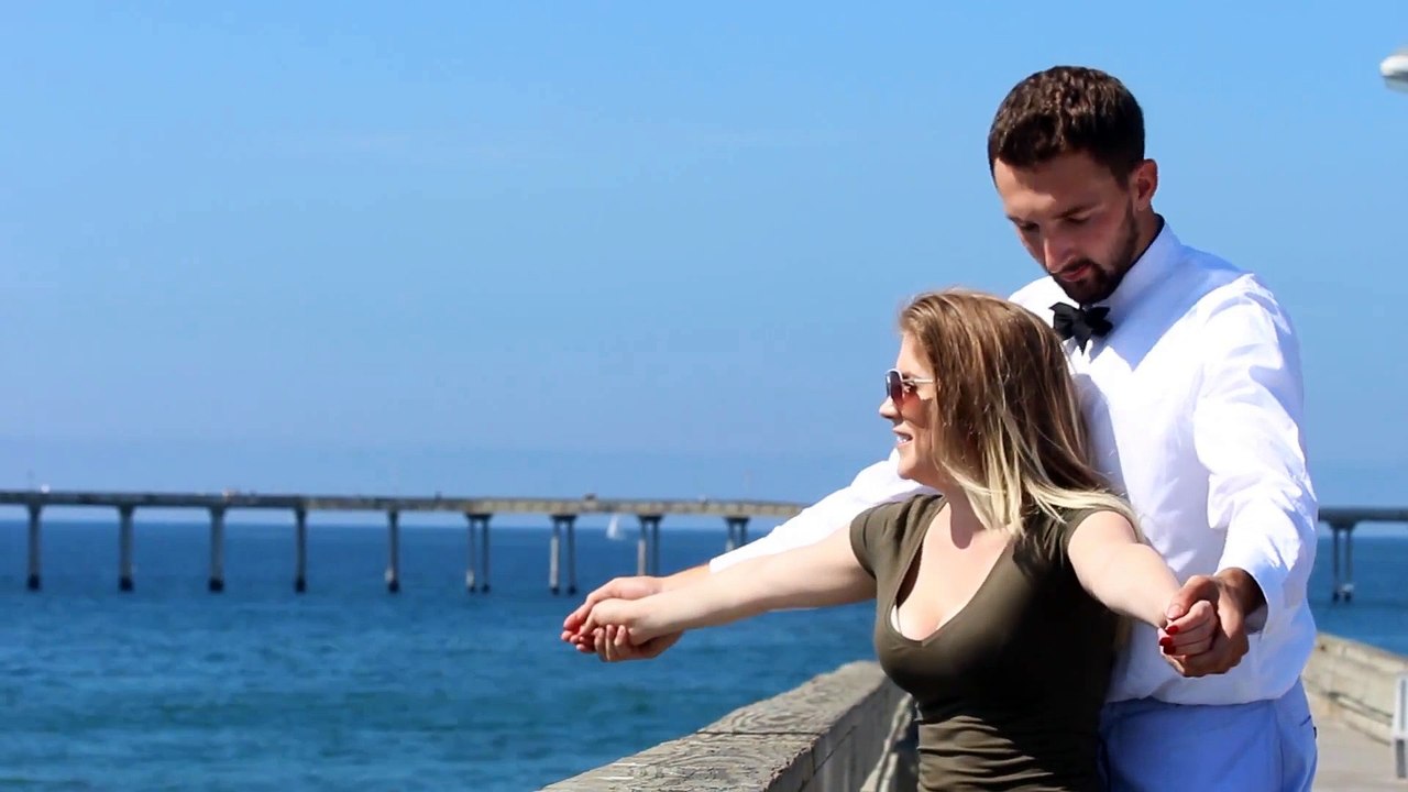 Il rejoue la mythique scène de Titanic avec des inconnus