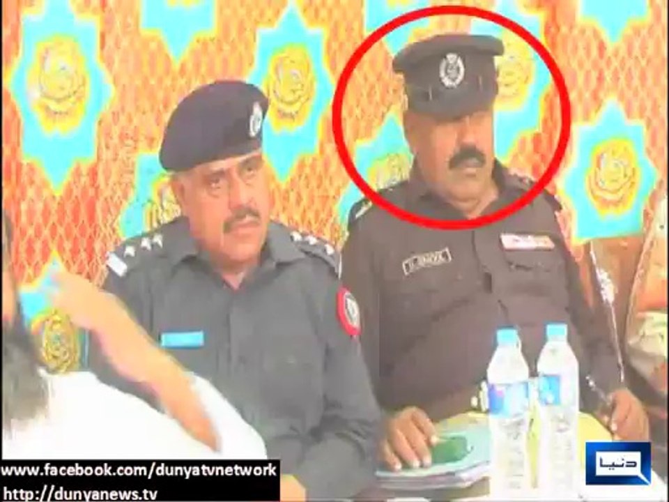 Dunya News - DSP naps while SSP briefs on staying active for Muharram