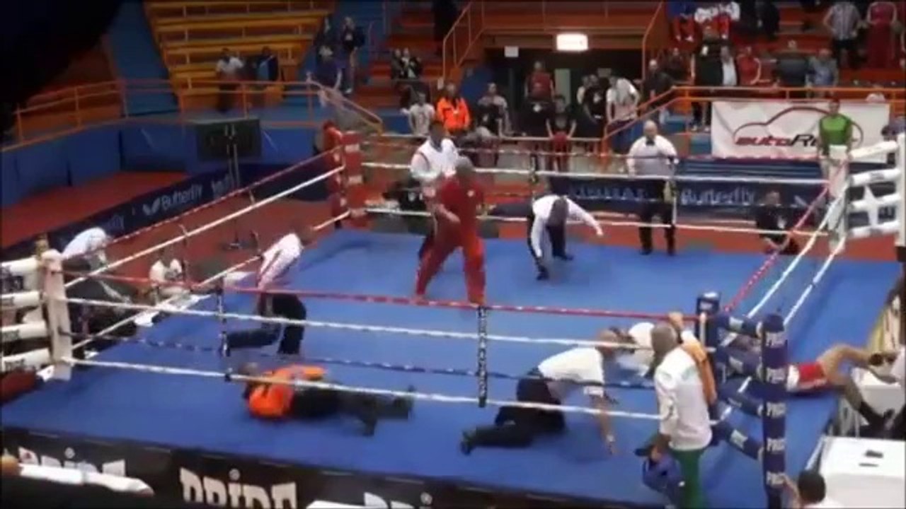 UN BOXEUR ATTAQUE SAUVAGEMENT UN ARBITRE !