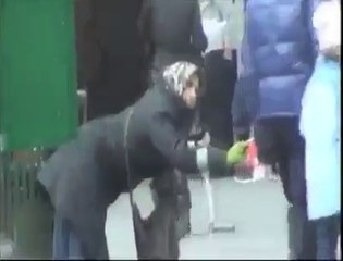 Cette vieille dame handicapée fait l'aumone mais vous allez halluciner en voyant la suite