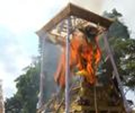 Cenaze yakma töreni