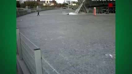 Criança escapa de ser atingida por parte de estádio na Ucrânia