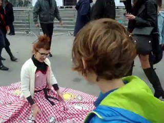 Catherine Grangier devant le Grand Palais à Paris à l'occasion de la FIAC 2014