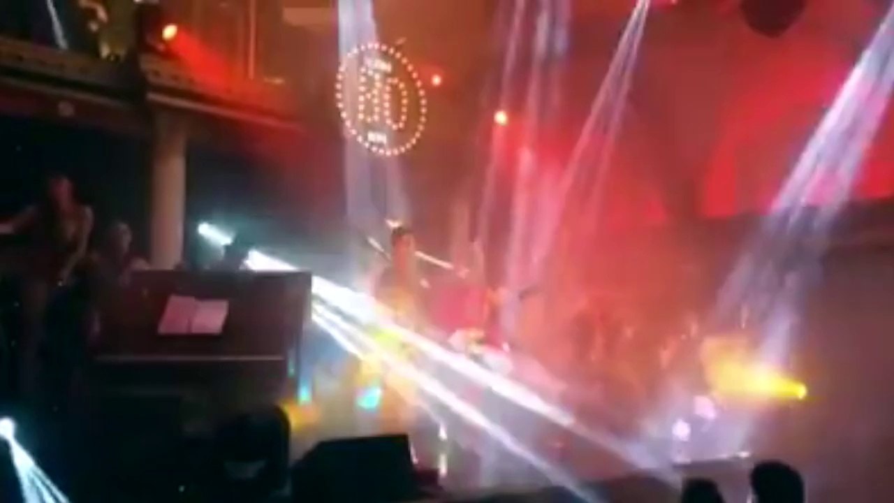 Angy cantando “I Love Rock n' Roll” en 'La Cena de los Malditos', en el Teatro Bodevil