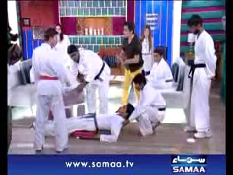 Sahir Lodhi on the bed of nails in Subah Saverey Samaa Kay Saath