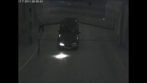 FAIL : Une voiture recule contre une porte grillagée