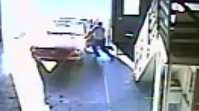 Un homme sauve une Ford Mustang décapotable in extremis dans un garage