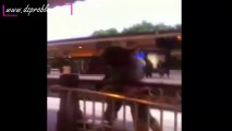 Deux filles se battent sur le quai d'une gare